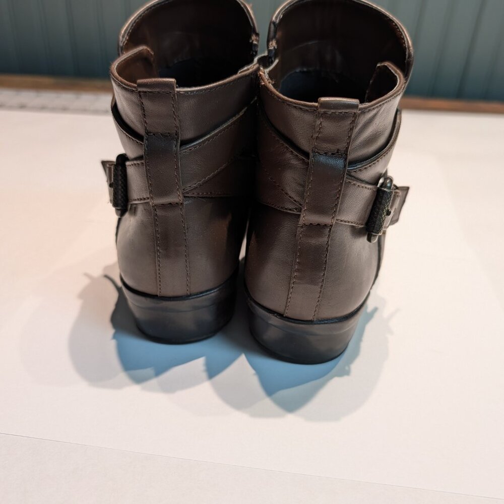 Naturalizer Soft Leather Cassandra Bootie 7M in brown - Picture 4 of 10